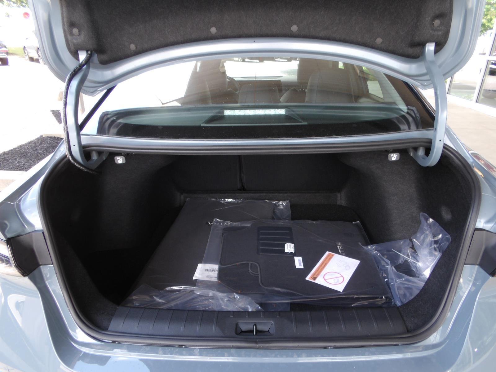 New 2026 Atlantic Gray Metallic / Super Black Two-tone Nissan SR image 11