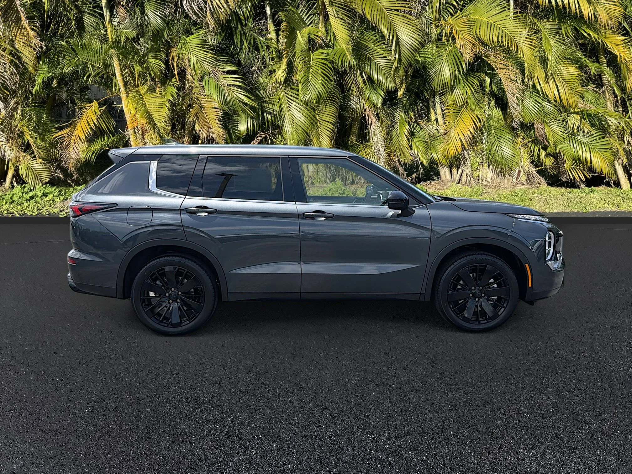 New 2026 Graphite Gray Mitsubishi LE 1.5T 2WD image 3