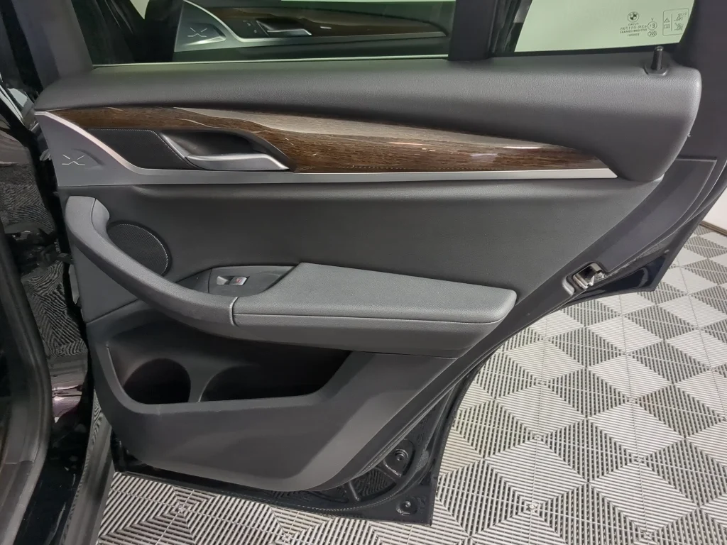 Used 2020 Black BMW xDrive30i image 23