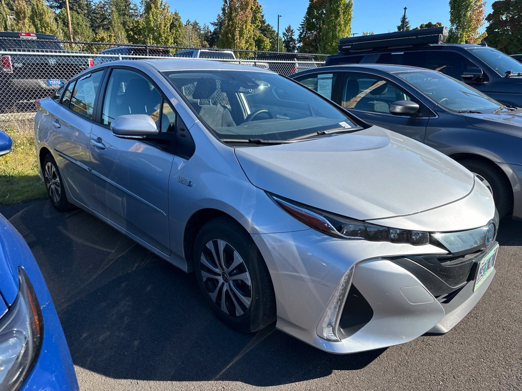 Used 2022 Classic Silver Metallic Toyota LE image 3