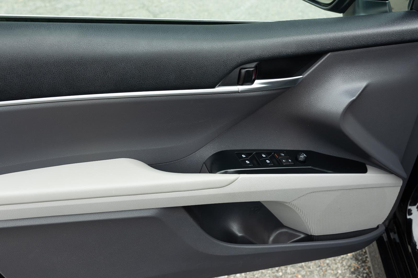 Used 2020 Midnight Black Metallic Toyota LE image 12