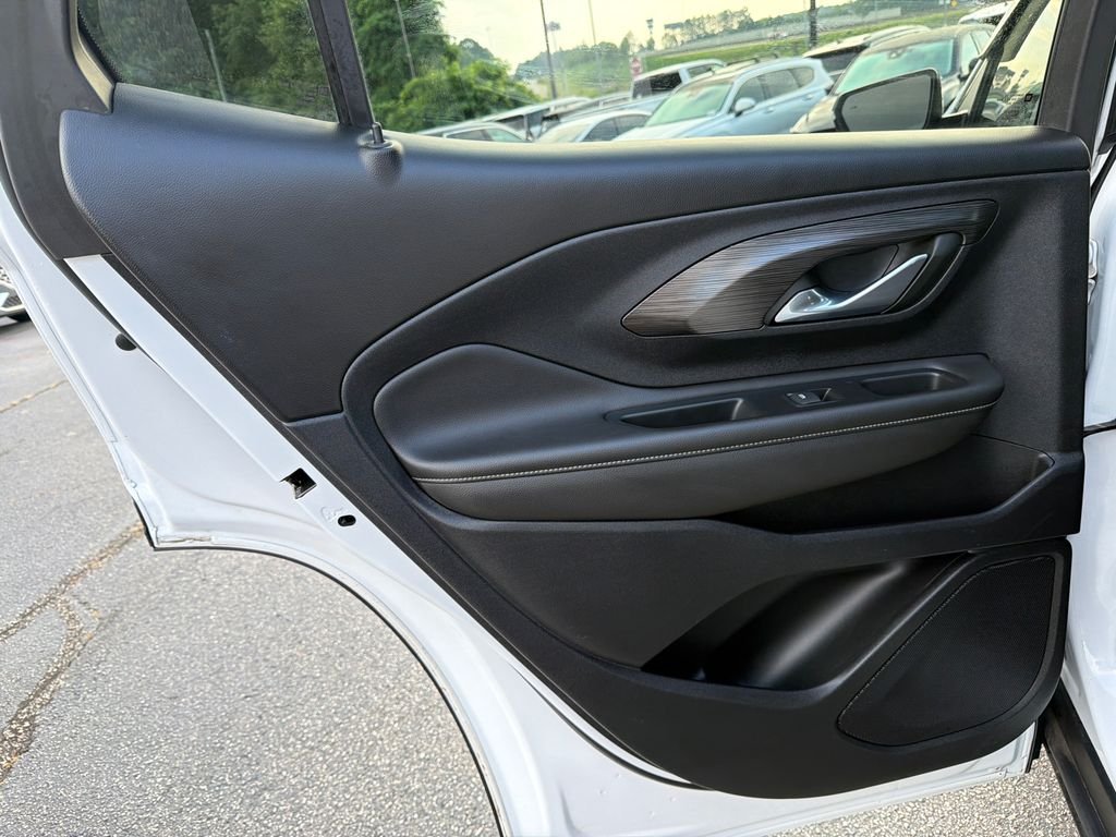 Used 2023 White GMC SLE image 22