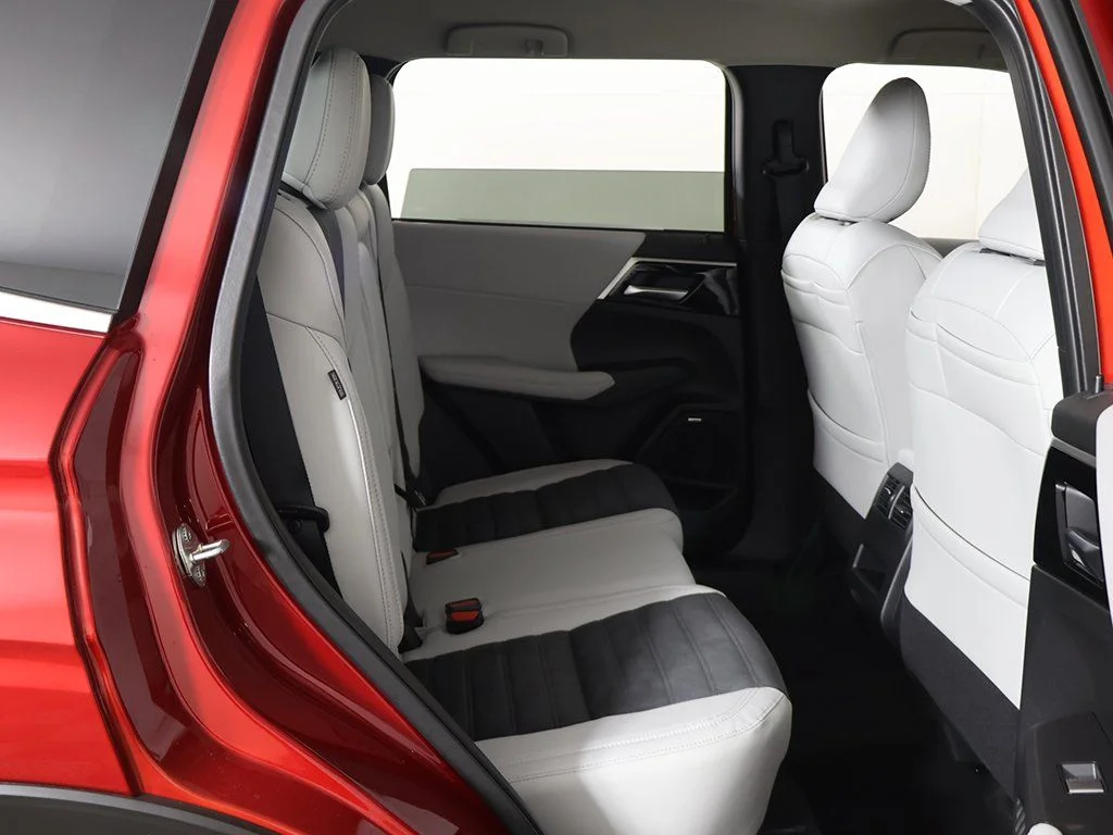 2025 Mitsubishi Outlander SE - Photo 32