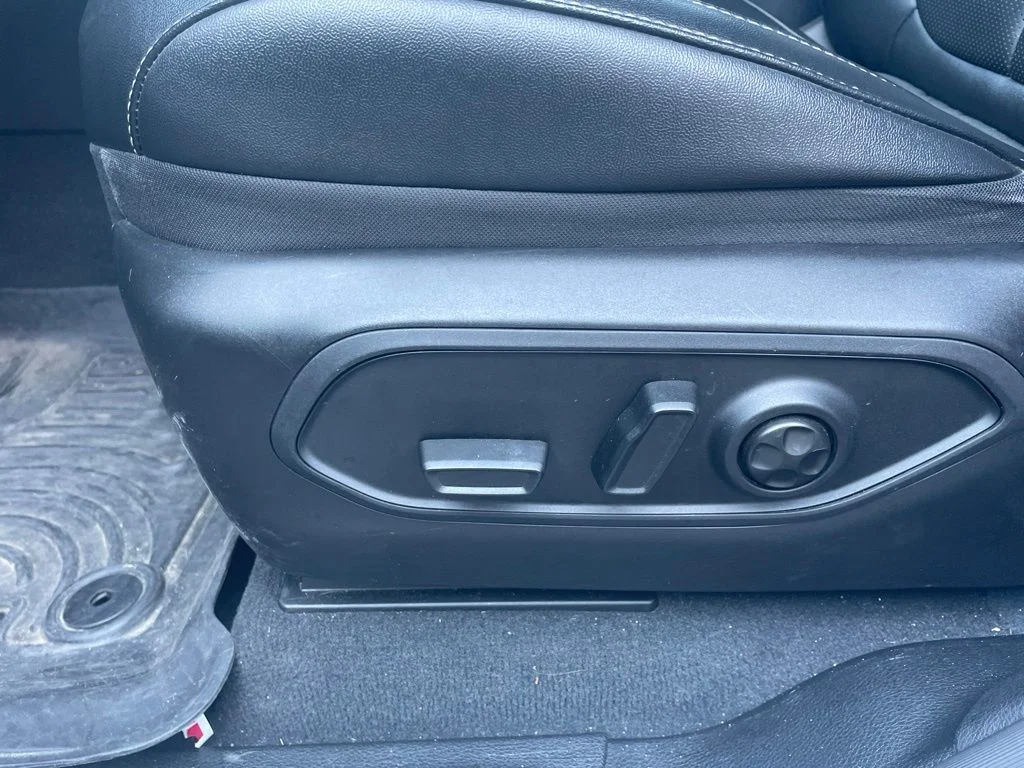 Used 2023 White Jeep Limited image 18
