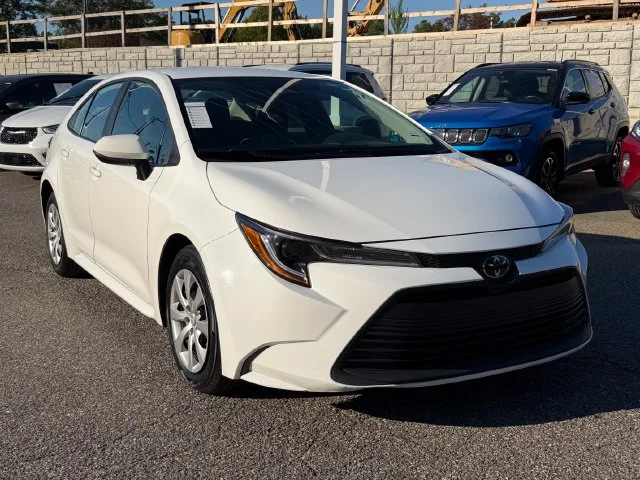 Used 2025 Ice Toyota LE image 7