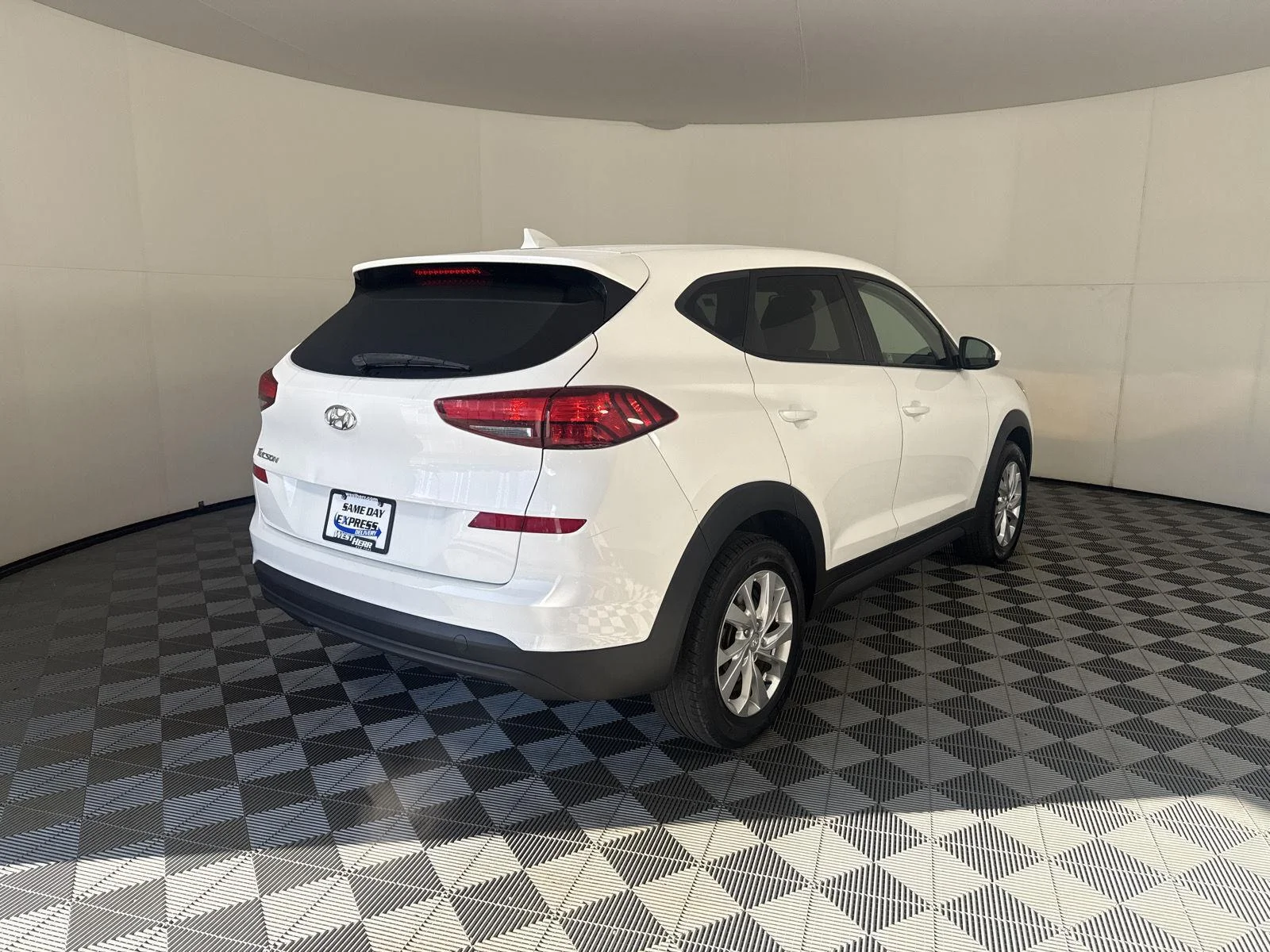 Used 2019 White Pearl Hyundai SE image 8