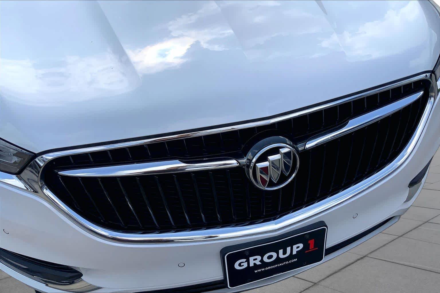 Used 2018 White Frost Tricoat Buick Premium image 29