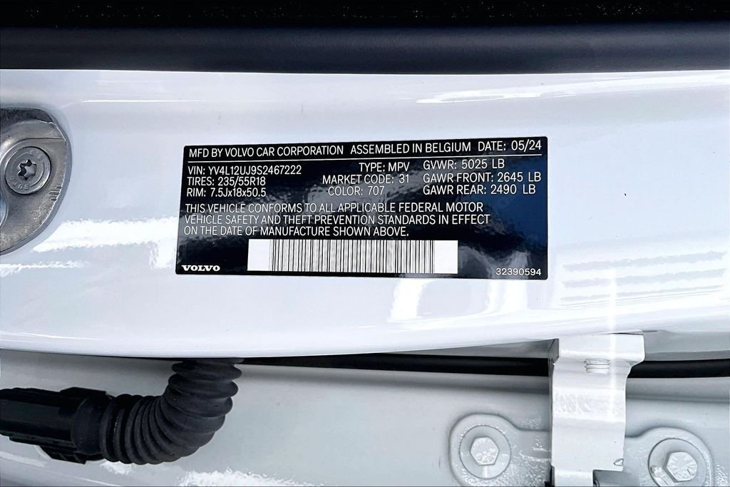 Used 2025 White Volvo B5 Core image 35