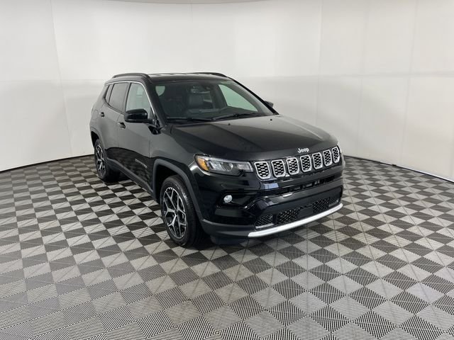 New 2026 Diamond Black Crystal Pearl-Coat Exterior Paint Jeep Limited image 2
