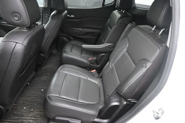 Used 2023 White GMC SLT image 19