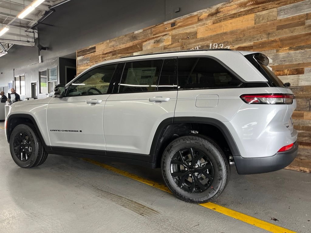 New 2026 Silver Zynith Exterior Paint Jeep Laredo Altitude image 21