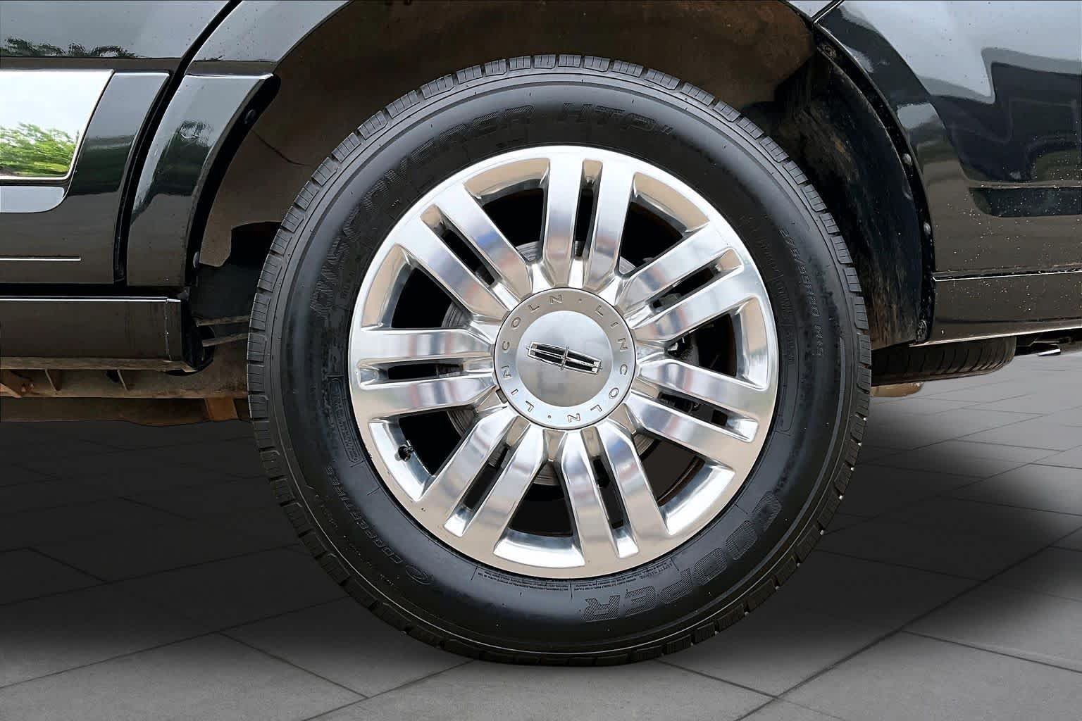 Used 2014 Tuxedo Black Metallic Lincoln  image 9