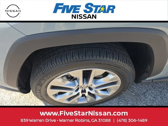 Used 2022  Toyota XLE Premium image 2