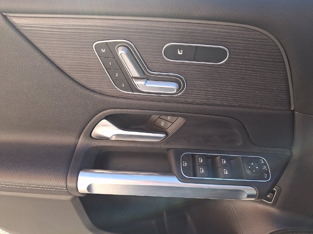 Certified Used 2023  Mercedes-Benz GLB 250 image 12
