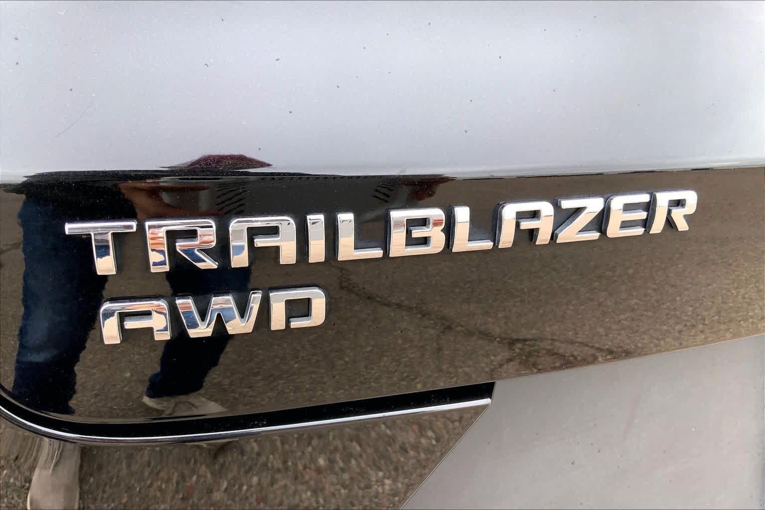 Used 2025 Mosaic Black Metallic Chevrolet LT image 31