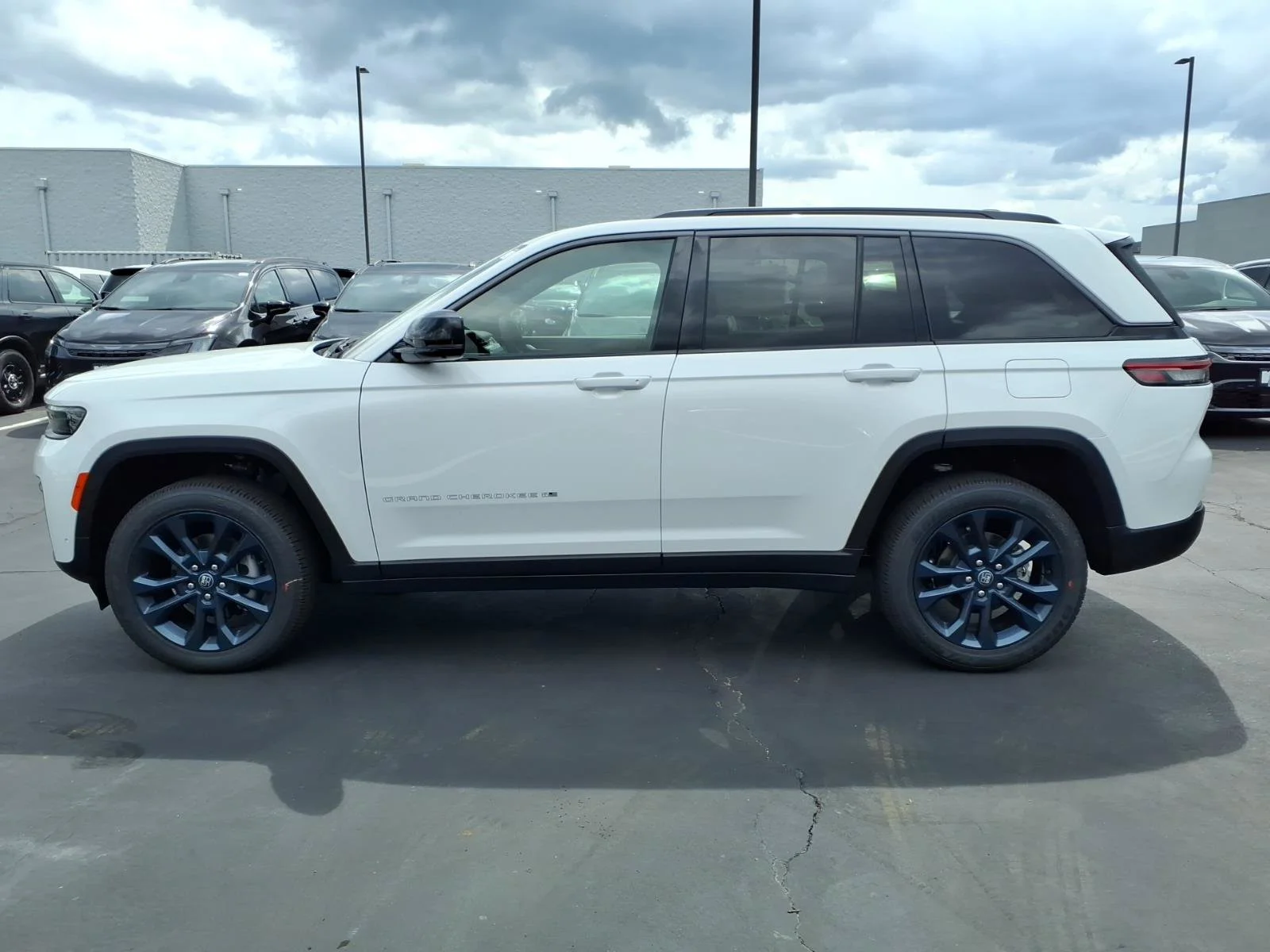 New 2026 Bright White Clear-Coat Exterior Paint Jeep  image 3