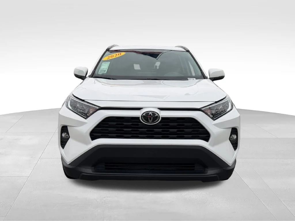 Used 2020 White Toyota XLE image 25