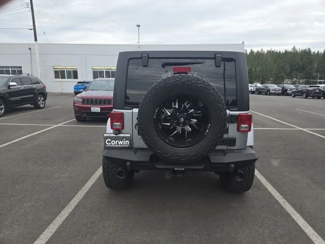 Used 2016 Billet Silver Metallic Clearcoat Jeep Unlimited Sahara image 3