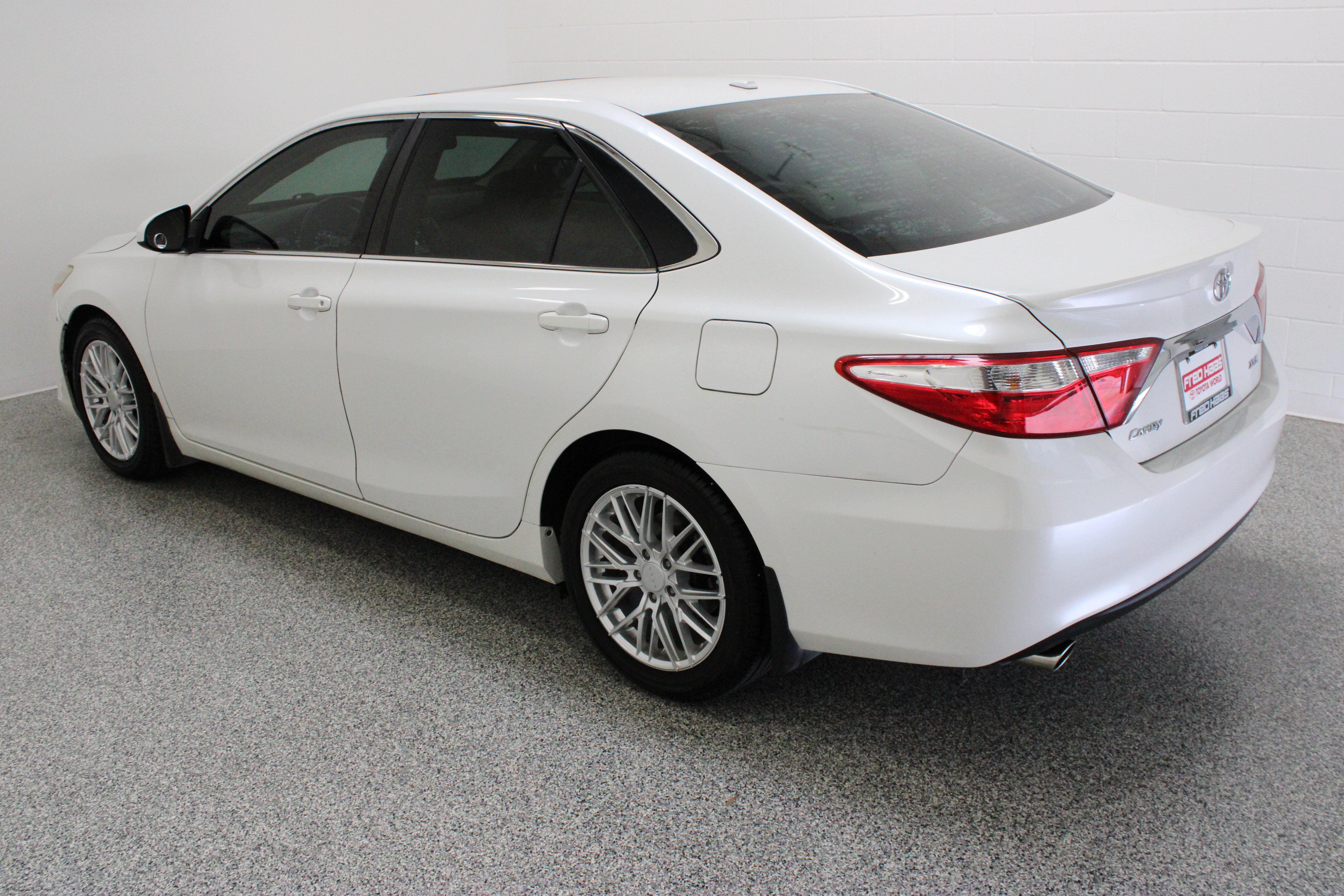 Used 2015 Blizzard Pearl Toyota XLE 3.5L image 9