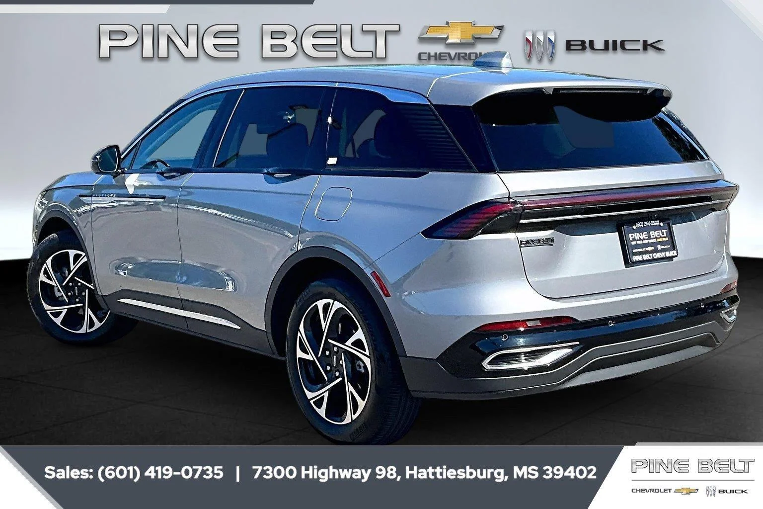 Used 2025 Lustrous Gray Metallic Lincoln Premiere image 2