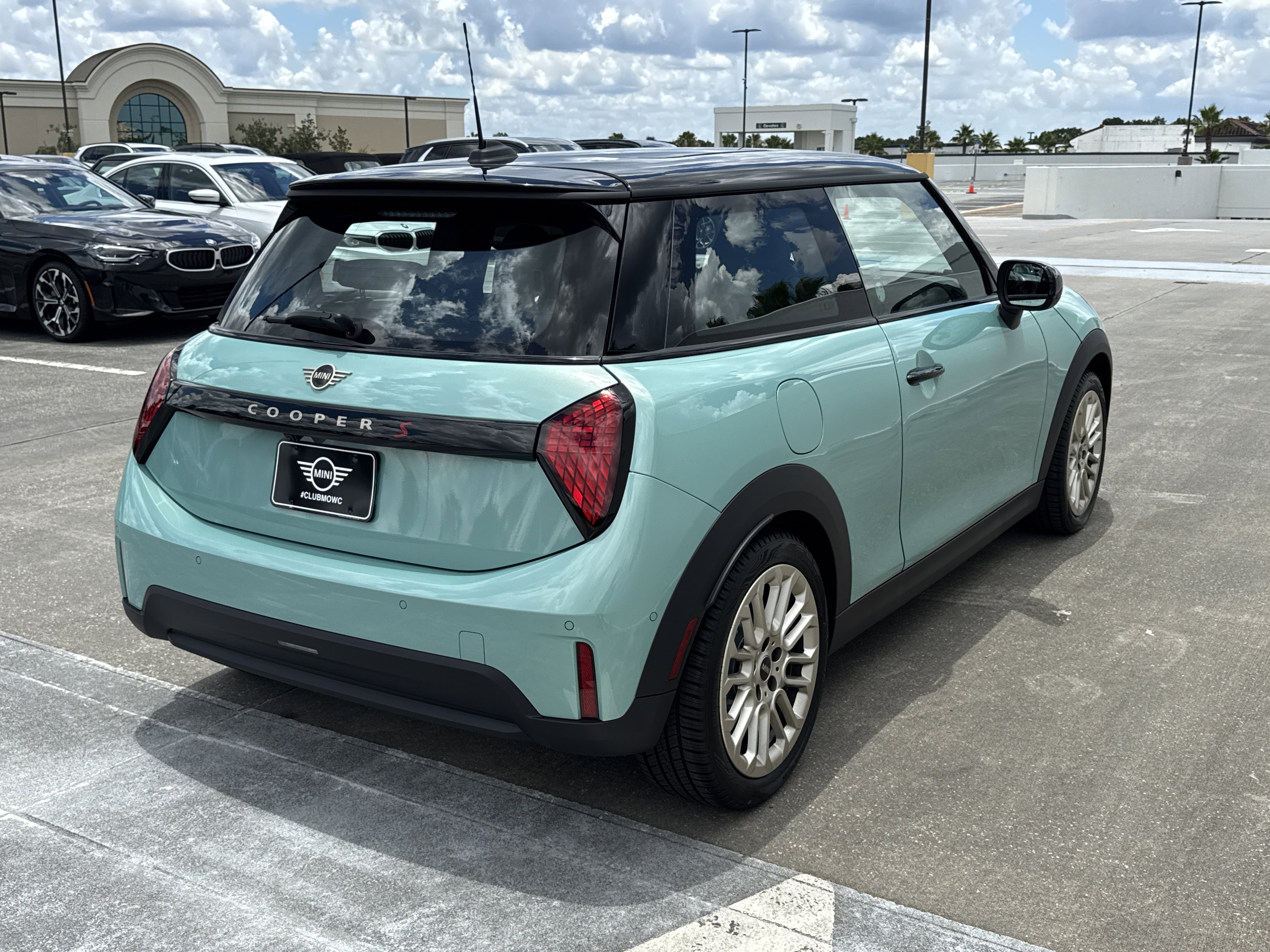 New 2026 Green Metallic MINI Signature Plus image 7