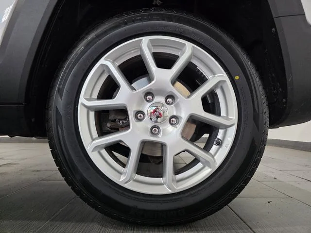 Used 2021 Silver Jeep Latitude image 23
