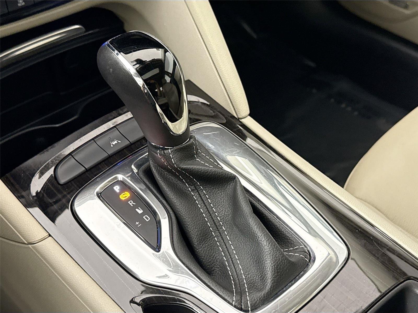 Used 2018 White Frost Tricoat Buick Essence image 28