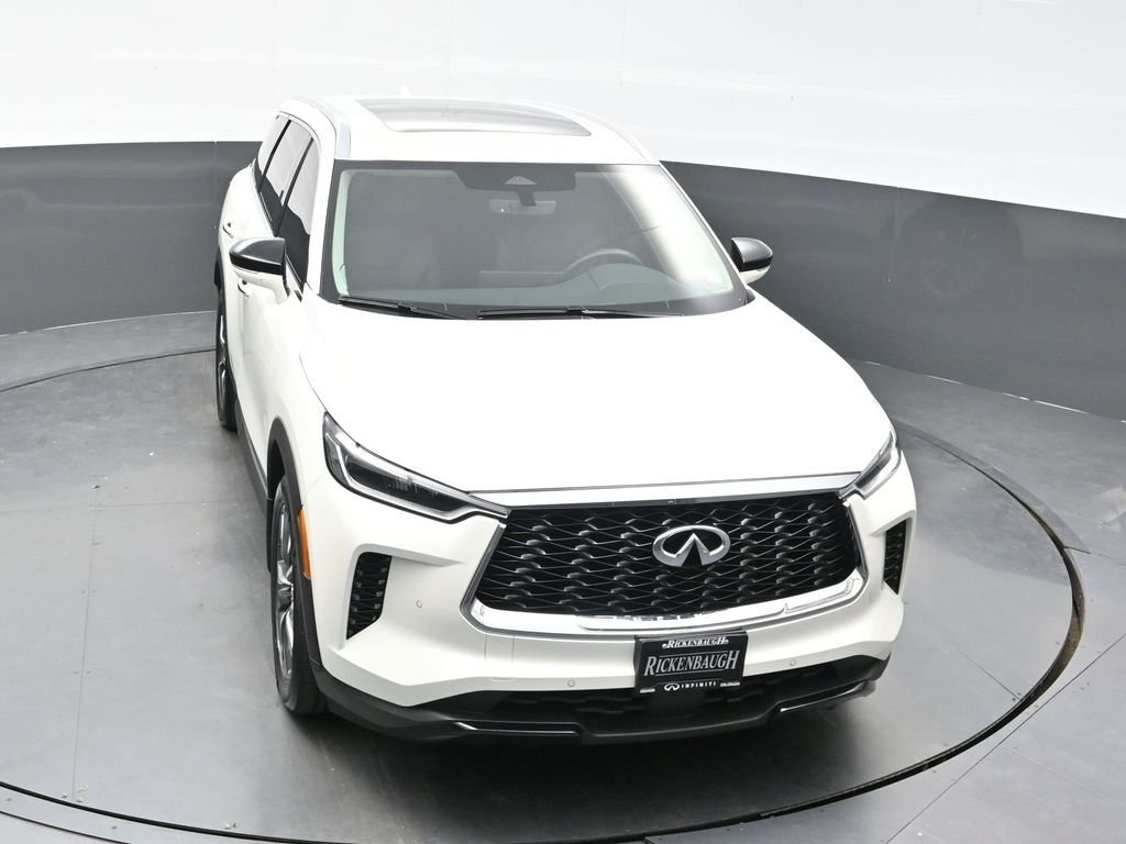 Used 2023 White INFINITI LUXE image 32
