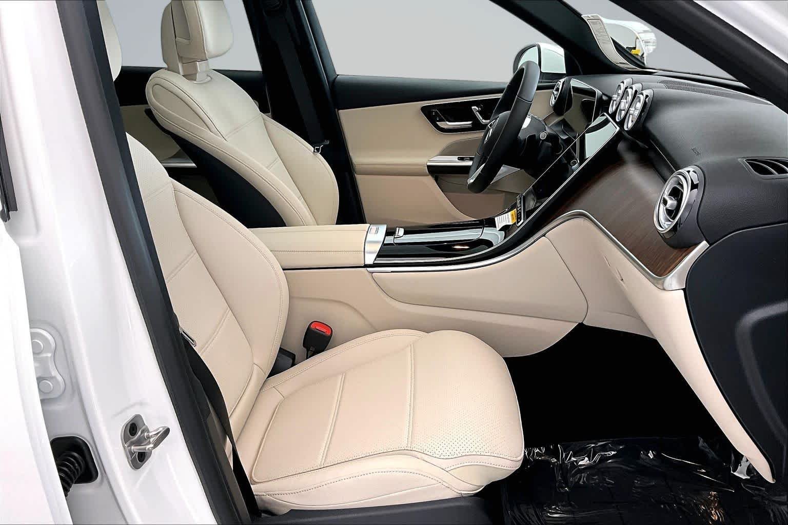 New 2026 Polar White Mercedes-Benz GLC 300 image 14
