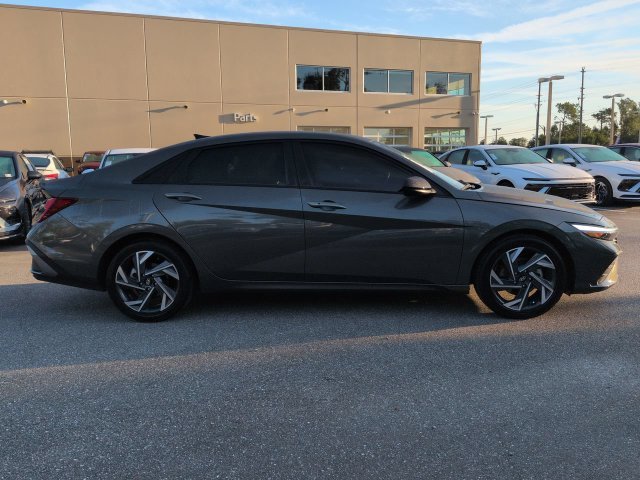Used 2025 Gray Hyundai SEL Sport image 4