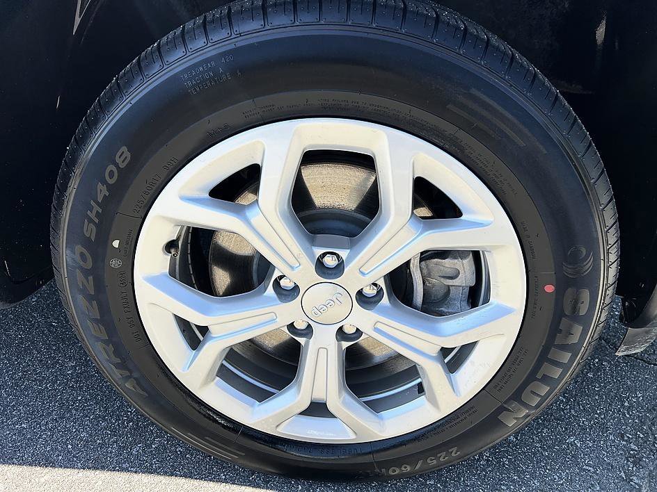 Used 2024 Bright White Clearcoat Jeep Latitude image 12