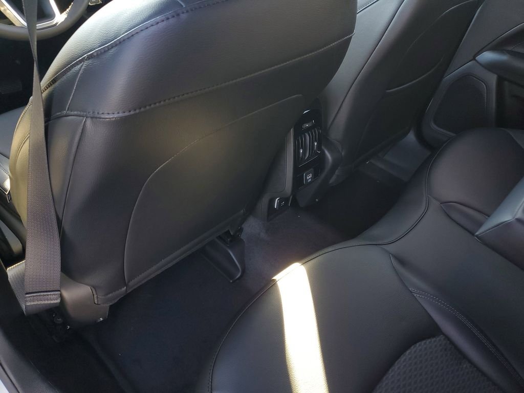 New 2026 Bright White Clearcoat Jeep Latitude image 7