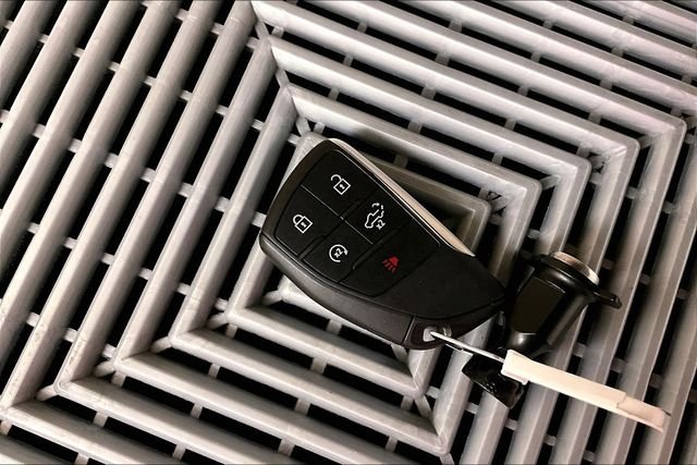 Used 2025 Summit White Chevrolet LT image 11