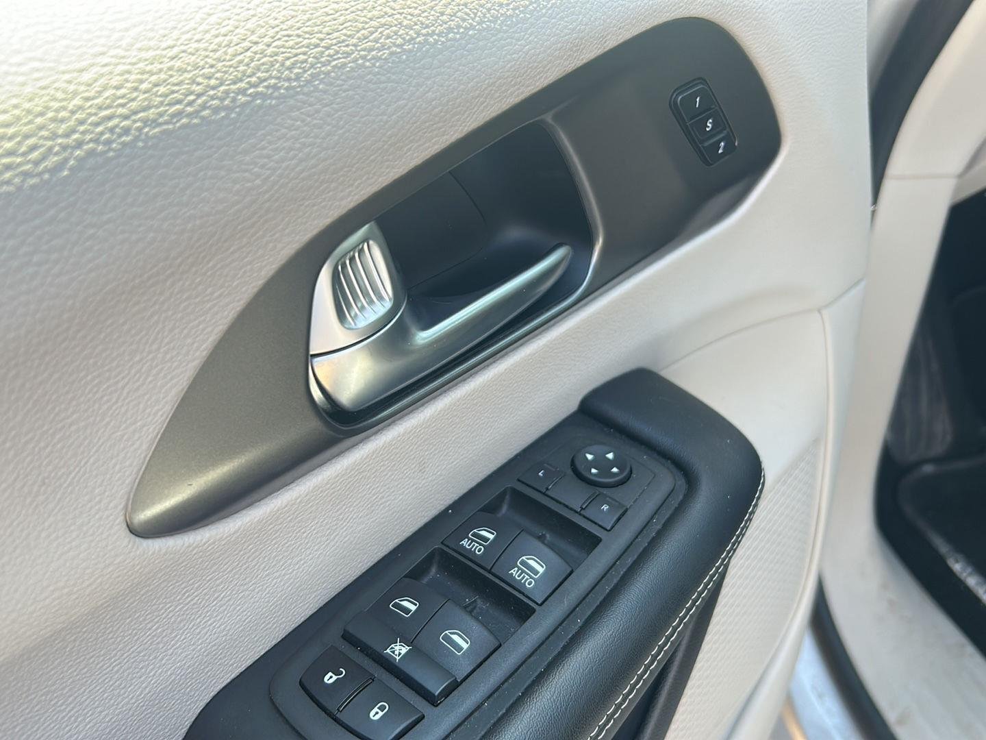 Used 2022 Silver Mist Clearcoat Chrysler Touring L image 21