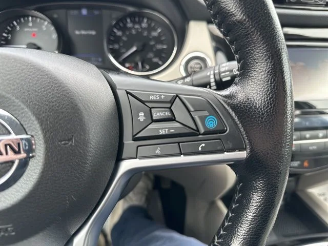 Used 2022 White Nissan SL image 20