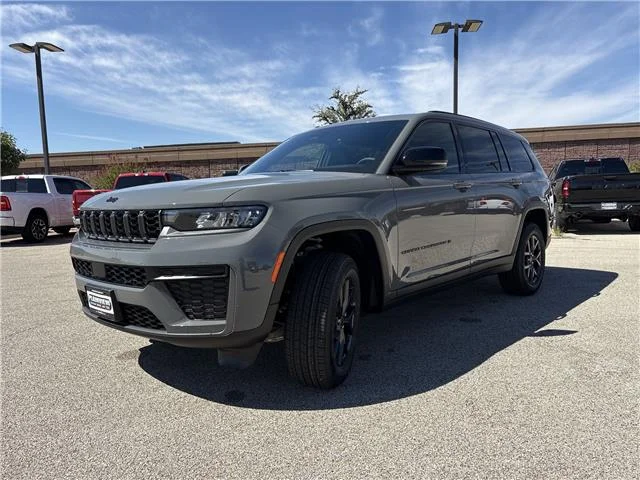New 2027 Sting-Gray Clearcoat Jeep LAREDO 4X4 image 4