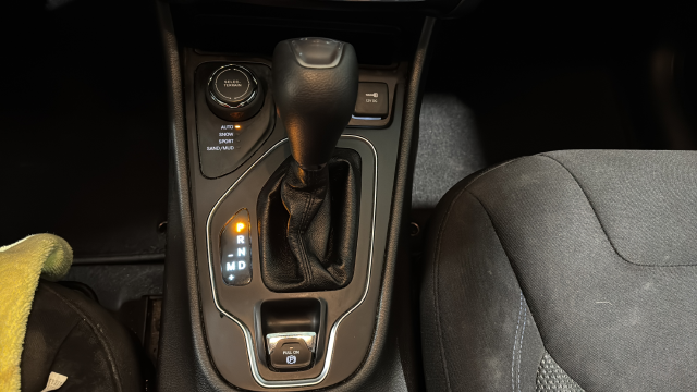 Used 2020 Diamond Black Crystal Pearlcoat Jeep Latitude image 18