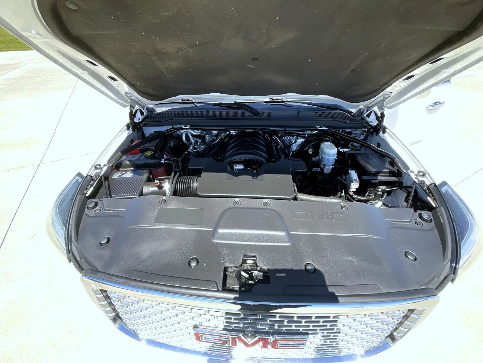 Used 2016 White GMC Denali image 26