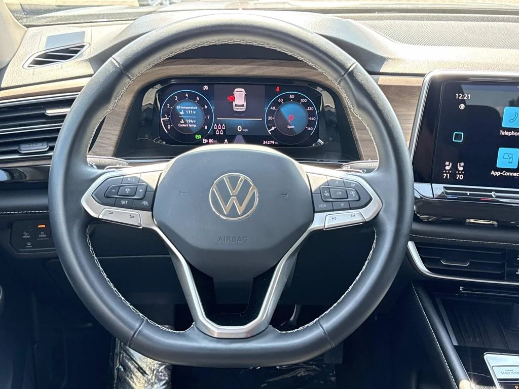 Used 2025  Volkswagen 2.0T SE w/Technology image 12