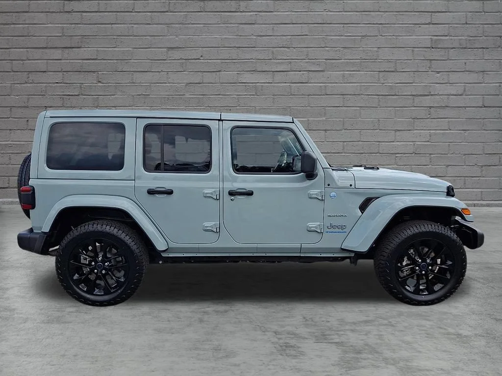 Used 2024 Earl Clearcoat Jeep Sahara image 13