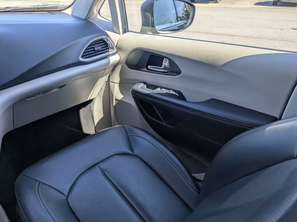 Used 2023 Blue Chrysler Touring L image 19