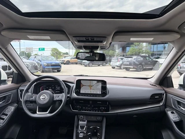Used 2021 White Nissan Platinum image 12