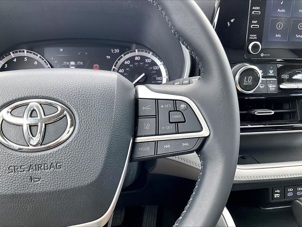 Used 2022 Beige Toyota XLE image 25