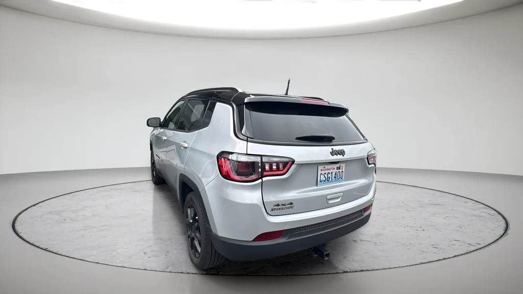 Used 2024 Silver Jeep Latitude image 8