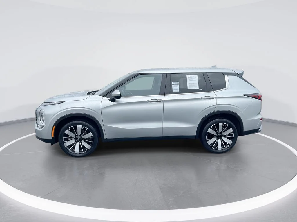 Used 2025 Silver Mitsubishi SE image 5