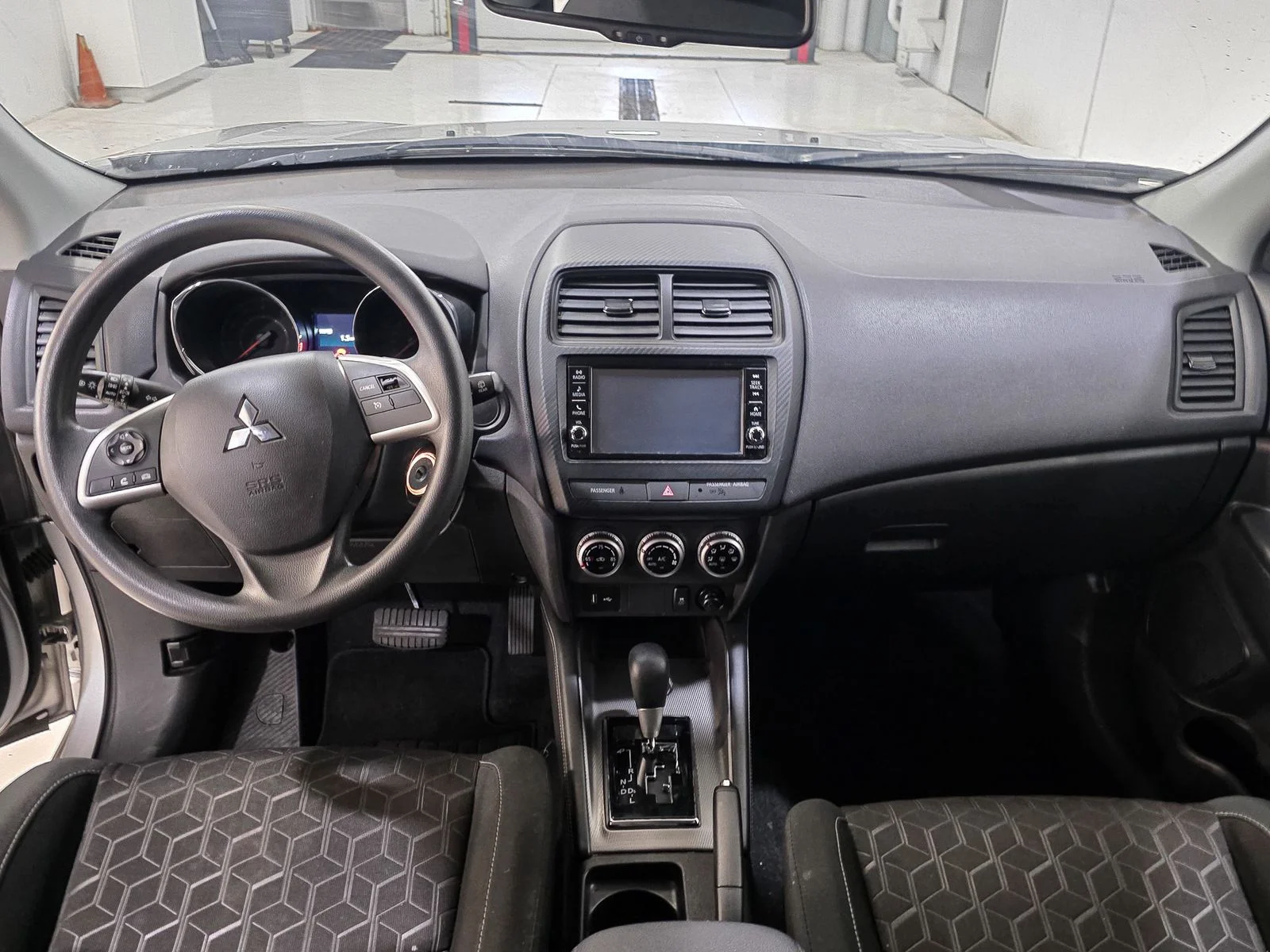 Used 2024  Mitsubishi  image 23