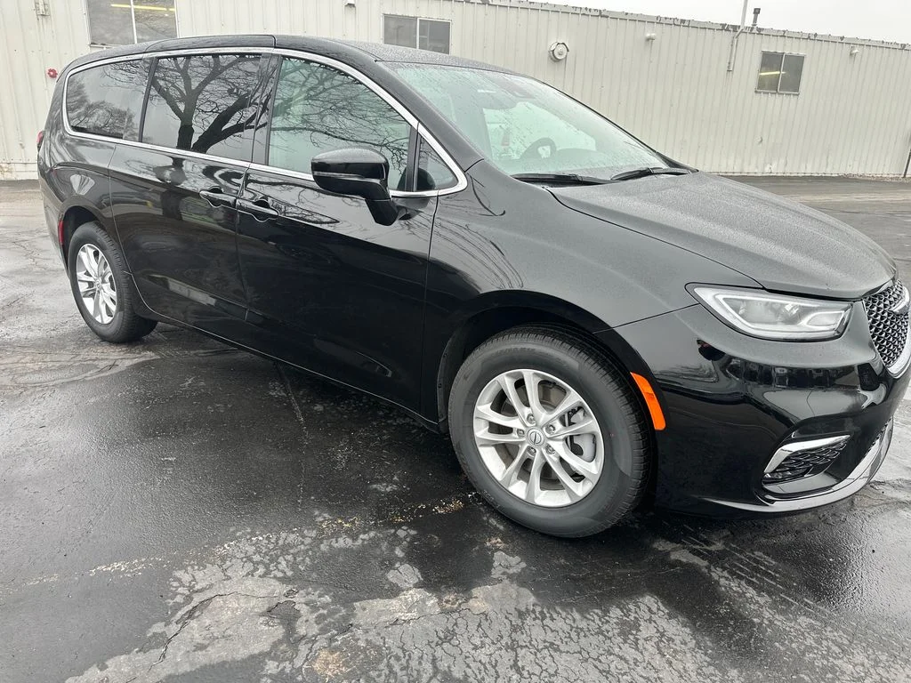 New 2026 Diamond Black Crystal Pearl-Coat Exterior Paint Chrysler Select image 7