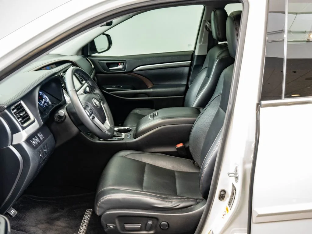 Used 2017 Blizzard Pearl Toyota Limited image 24