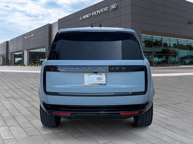 Used 2025 White Land Rover SE image 4