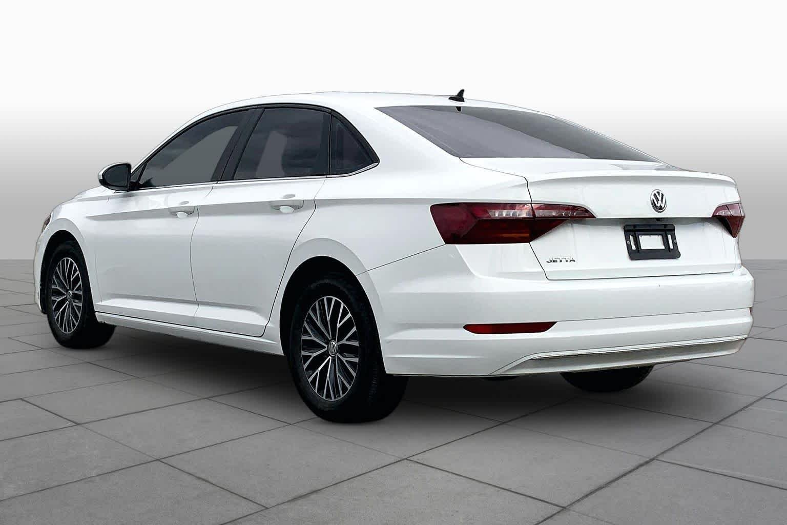 Used 2019 Pure White Volkswagen SE image 9